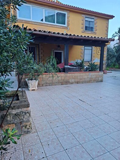 Casa con 8 locali in vendita in Via Enrico Berlinguer, Carini