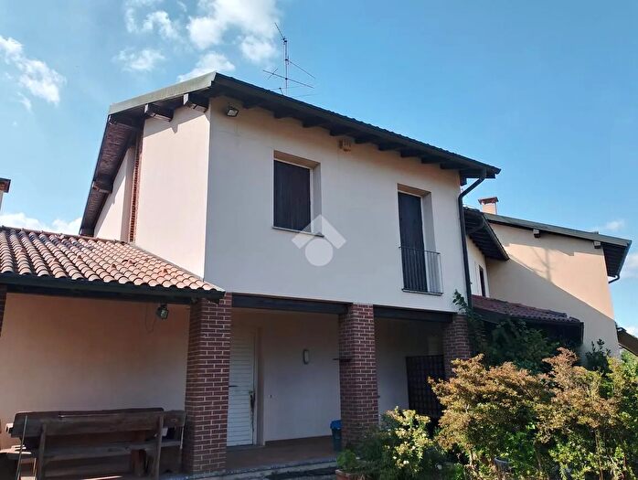 Casa quadrilocale in vendita in Via Nazario Sauro, Besnate