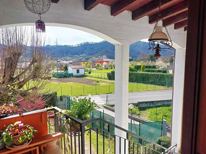 Casa con 10 locali in vendita in Brugnato