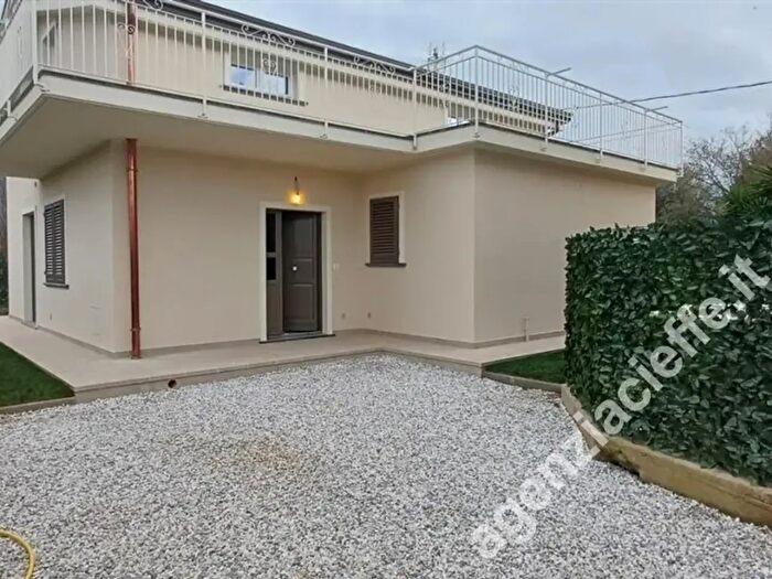 Casa con 7 locali in vendita in Massa