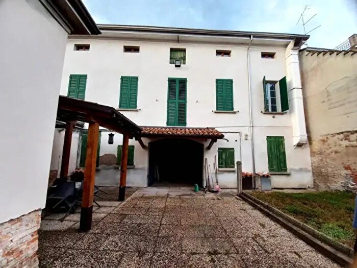 Casa con 5 locali in vendita in Gualtieri