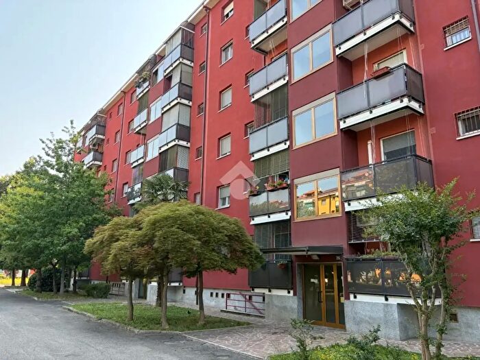 Appartamento trilocale in vendita in Via Betti Ugo, Milano