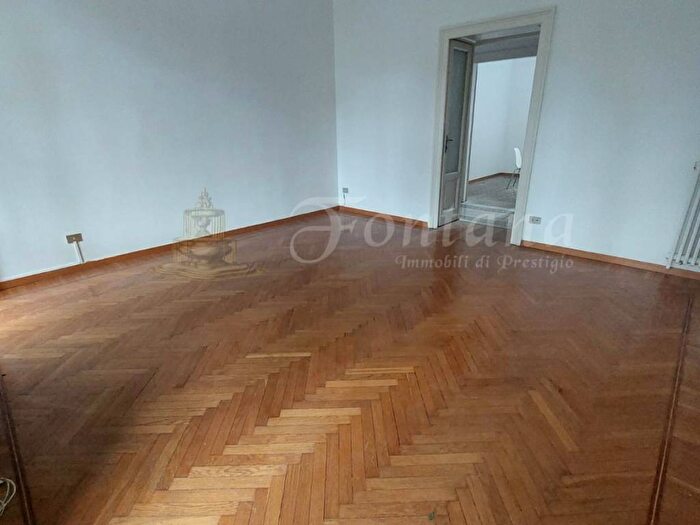 Appartamento quadrilocale in affitto in Piazza Giuseppe Grandi, Plebisciti Susa, Milano