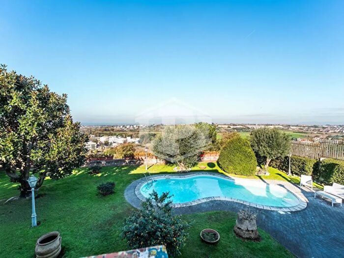 Casa con 9 locali in vendita in Via Trepiccioni, Pozzuoli