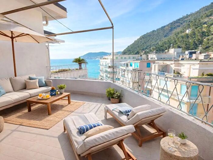 Appartamento con 5 locali in vendita in Alassio