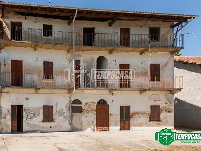 Casa quadrilocale in vendita in Via Suno, Oleggio