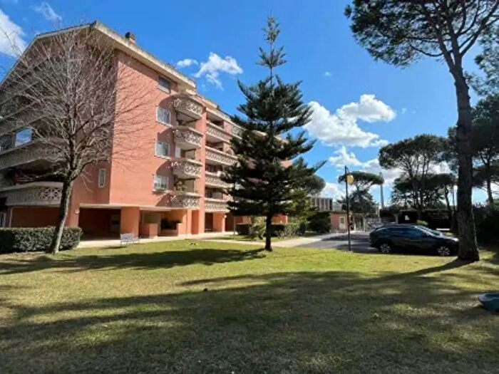 Appartamento trilocale in vendita in Via Raffaele Conforti, Roma