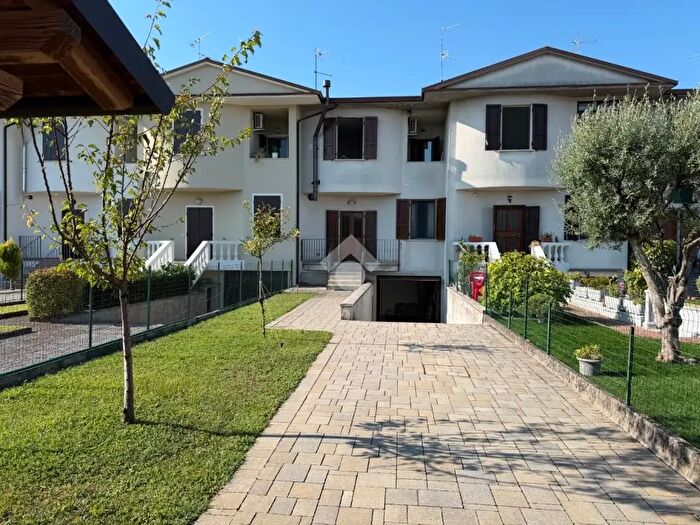Casa quadrilocale in vendita in Via Romagna, Leno
