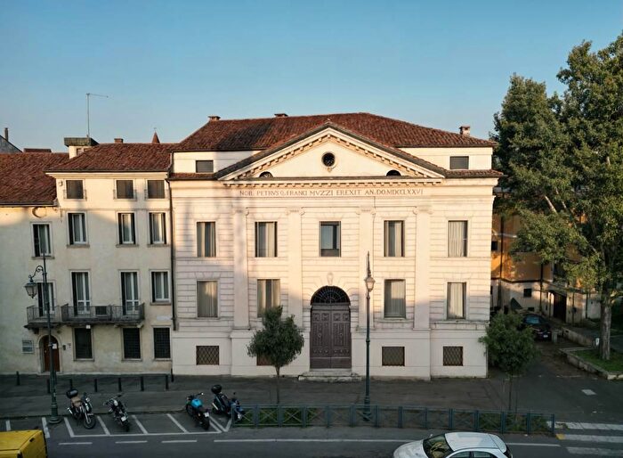Appartamento con 12 locali in vendita in Via Levà degli Angeli, Vicenza