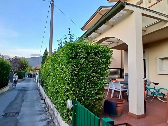 Casa con 6 locali in vendita in Massa