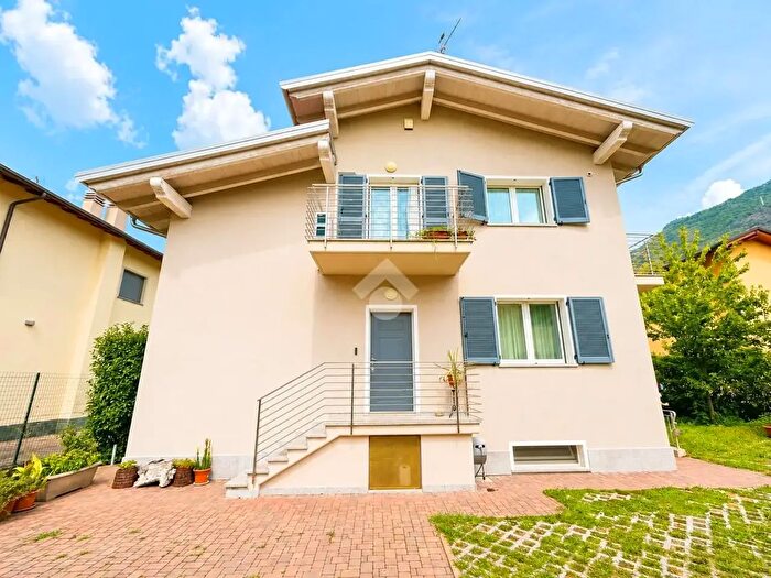 Casa con 10 locali in vendita in Via al Cantiere, Dervio