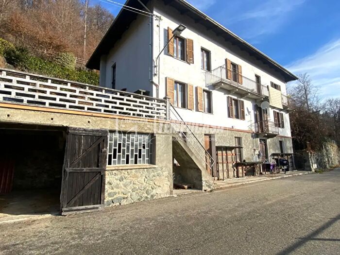 Casa con 11 locali in vendita in Frazione Vecchio, Camandona