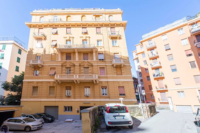 Appartamento con 6 locali in vendita in Corso Andrea Podestà, Genova
