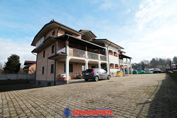 Casa con 8 locali in vendita in Limbiate