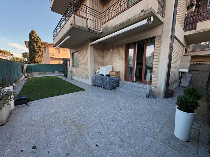 Appartamento trilocale in vendita in Montignoso