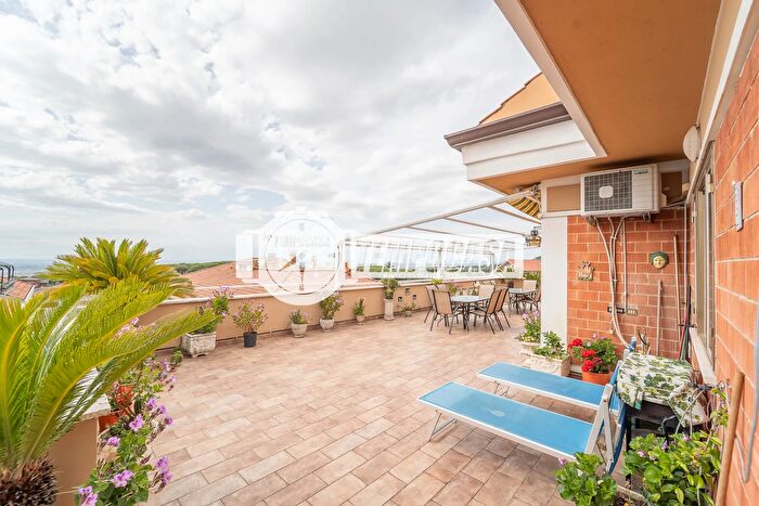 Appartamento con 5 locali in vendita in Via Arturo Reali, Marino