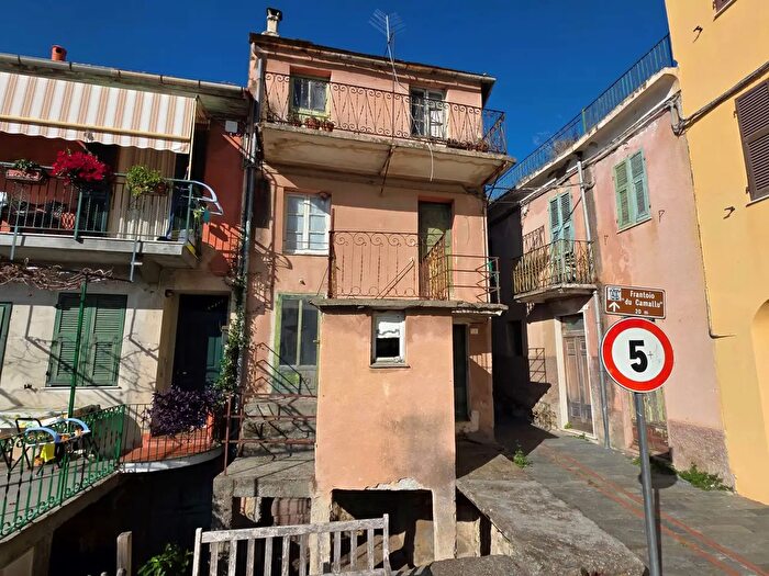 Casa con 7 locali in vendita in Via XXI Aprile, Arnasco