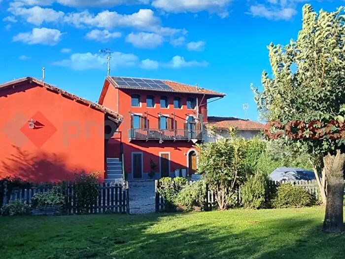Casa con 8 locali in vendita in Via Roletto, Frossasco