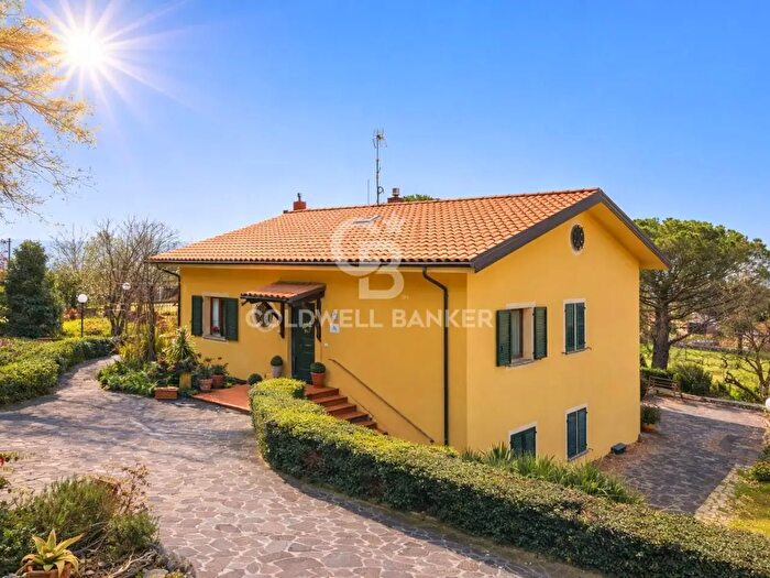 Casa con 11 locali in vendita in Via La Valle, Talamello