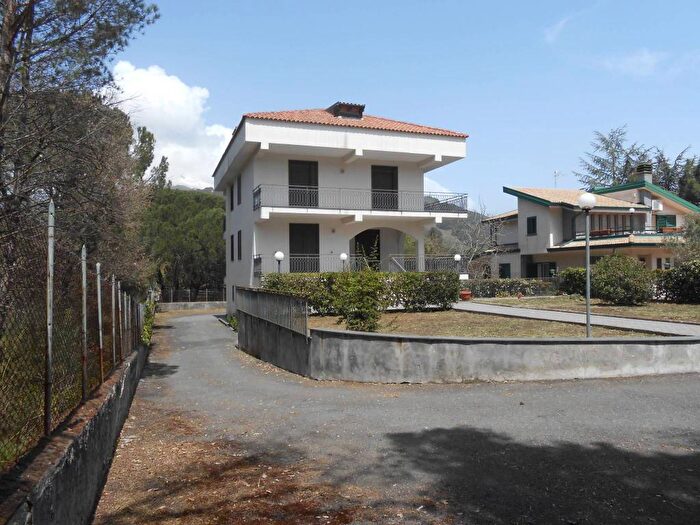 Appartamento quadrilocale in affitto in Via del Convento, Nicolosi