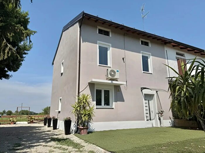 Casa quadrilocale in vendita in Strada Cinta Rigosa N, Roccabianca