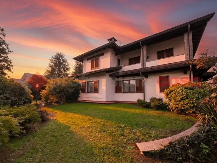 Casa con 14 locali in vendita in Via SantAntonio, Parabiago