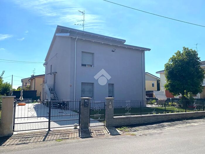 Casa quadrilocale in vendita in Via Giovanni Caboto, Mirandola