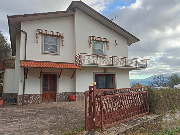 Casa con 8 locali in vendita in Podenzana