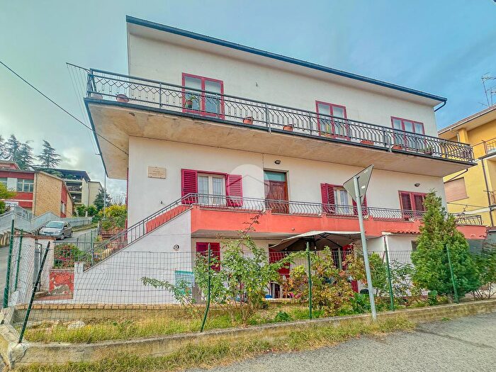 Appartamento con 5 locali in vendita in Via Melchiorre De Filippis Delfico, Teramo