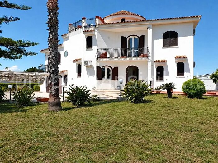 Casa con 16 locali in vendita in Via Nazionale, Siracusa