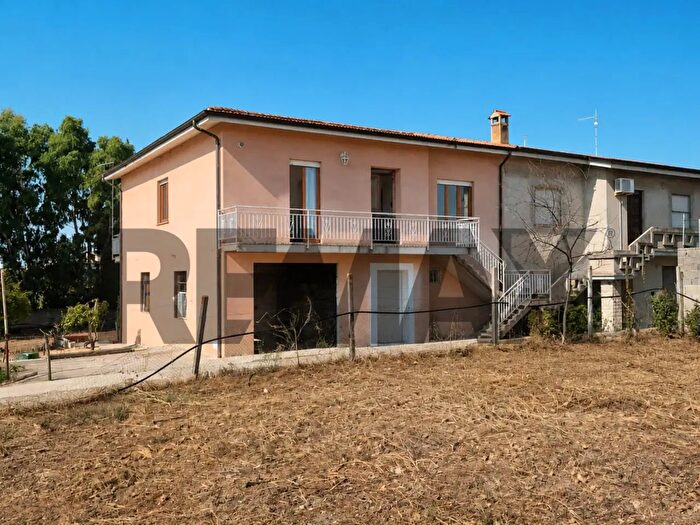 Casa con 5 locali in vendita in Usellus