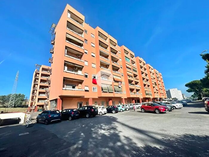 Appartamento trilocale in vendita in Via Emilio Longoni, Roma