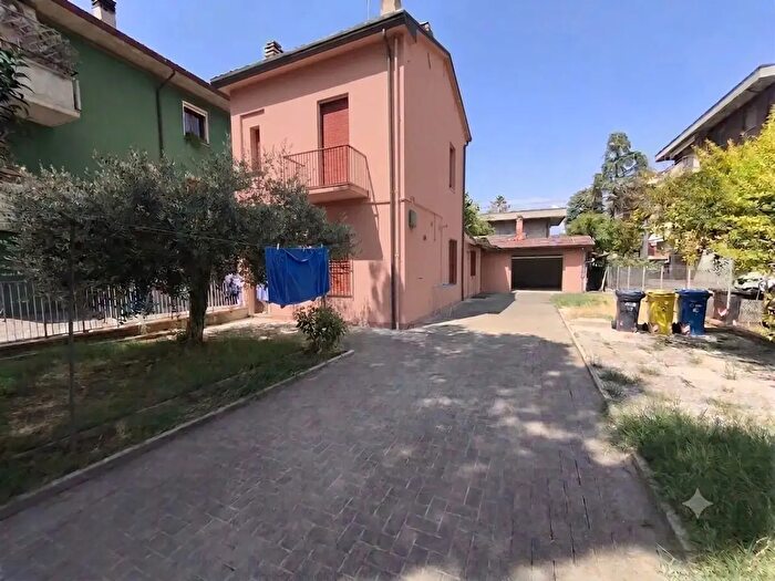 Casa quadrilocale in vendita in Viale Fratelli Spazzoli, Forli'