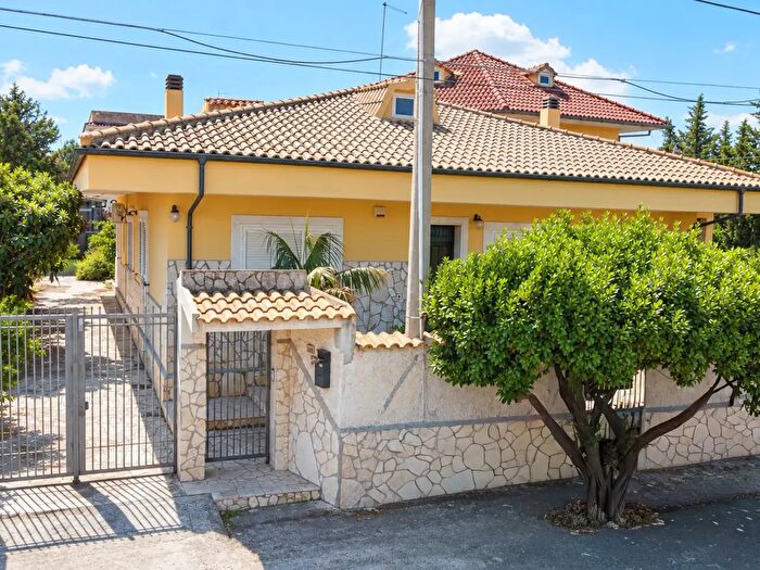 Casa con 7 locali in vendita in Via Pasquale Salibra B, Siracusa