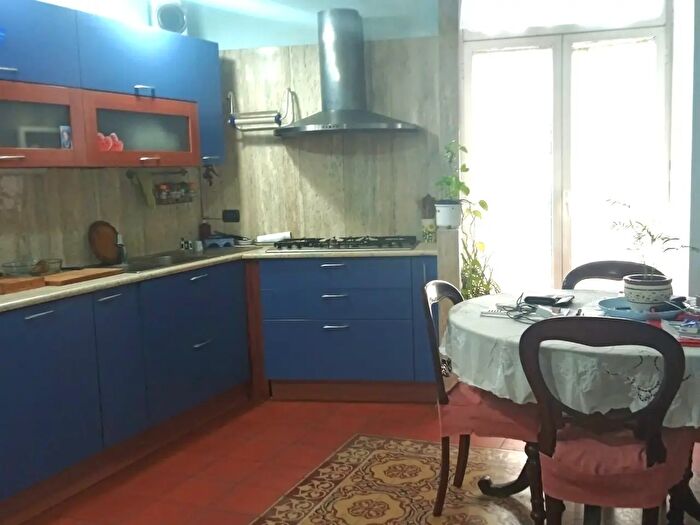 Appartamento trilocale in vendita in Via Simone Martini, Napoli