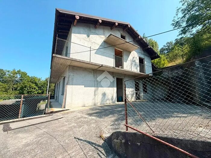 Casa con 9 locali in vendita in Via Caer, Capizzone