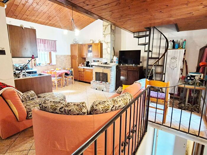 Casa con 6 locali in vendita in Quarrata