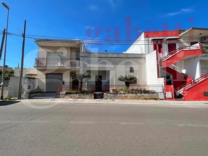 Casa con 9 locali in vendita in Spongano