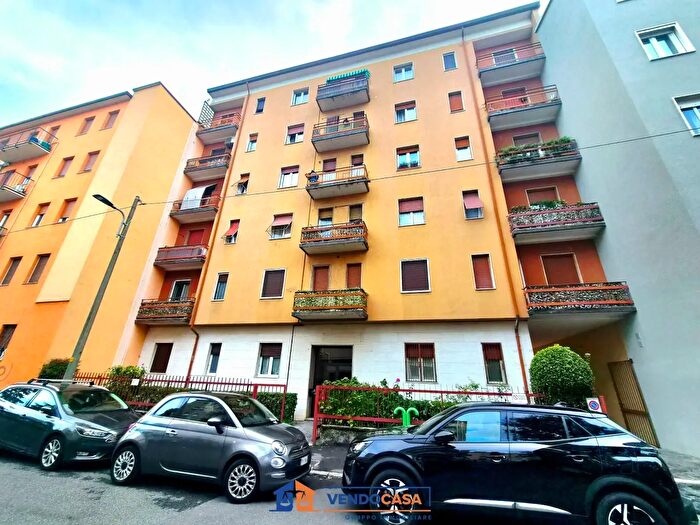 Appartamento trilocale in vendita in Via Massimo d'Azeglio, Brescia