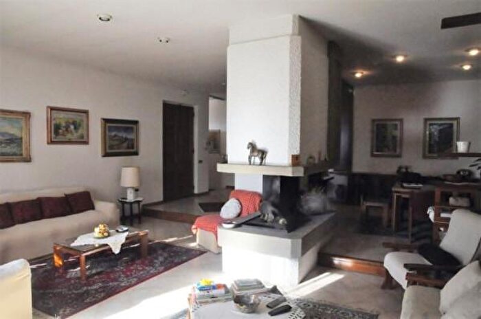 Casa con 6 locali in vendita in Area Residenziale Comeana Comeana Serra, Carmignano