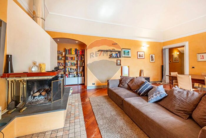 Appartamento con 9 locali in vendita in Piazza Ogninella, Catania