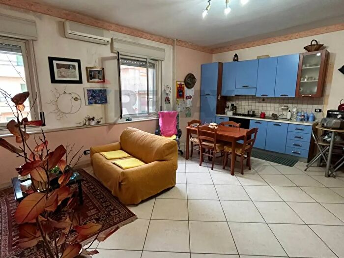 Appartamento con 6 locali in vendita in Via delle Mimose, Rosolini