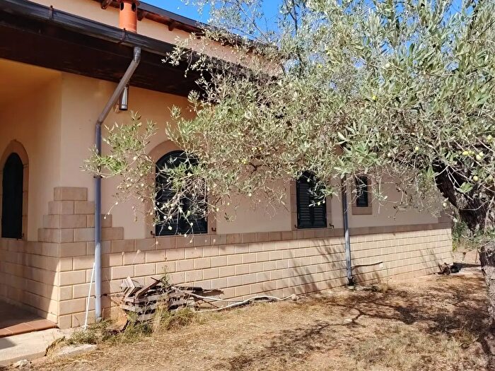 Casa con 8 locali in vendita in Niscemi