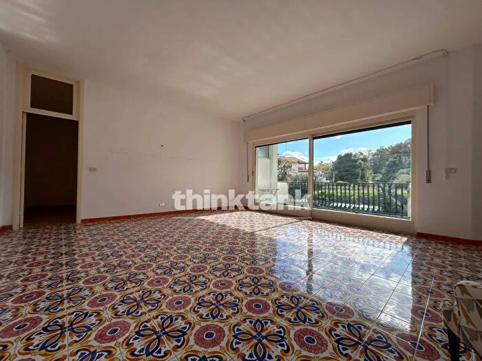 Appartamento quadrilocale in vendita in Via Livorno, Aci Castello