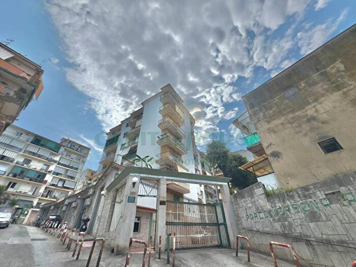 Appartamento trilocale in affitto in Via Consalvo, Fuorigrotta, Napoli