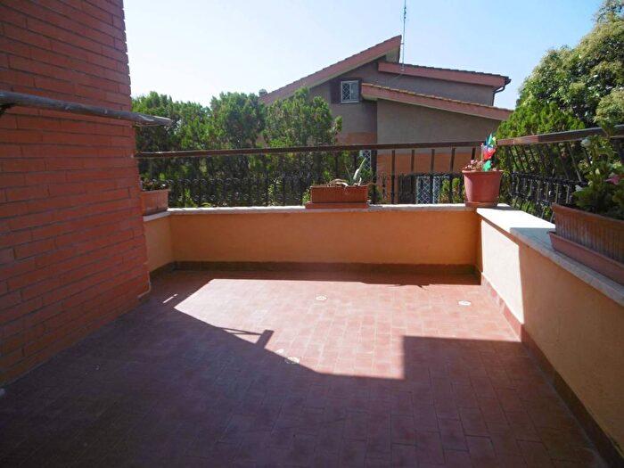 Appartamento trilocale in affitto in Via Attilio Momigliano, Infernetto, Roma