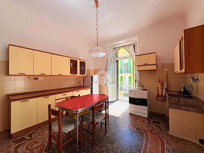 Appartamento con 5 locali in vendita in Via Anton Giulio Barrili, Savona