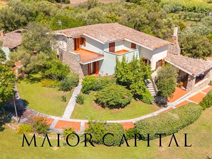 Casa con 16 locali in vendita in Olbia