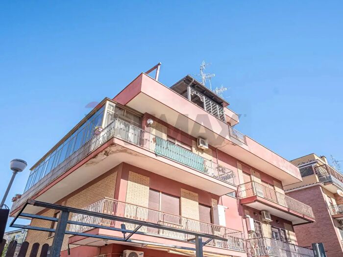 Appartamento trilocale in vendita in Via dellAstore, Roma