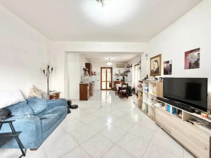 Appartamento quadrilocale in vendita in Via Maugeri, Valverde